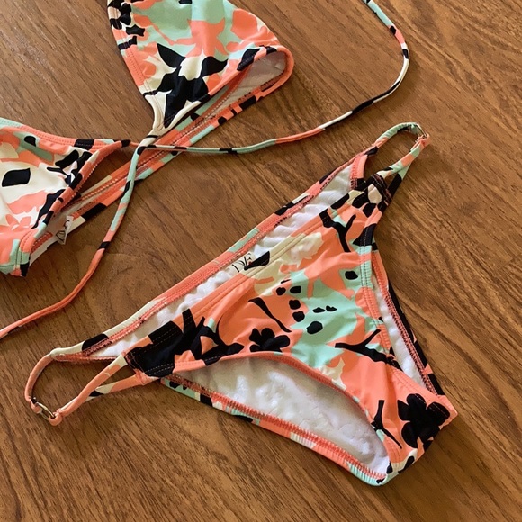DVF Loves Roxy Bikini Set - Picture 3 of 6